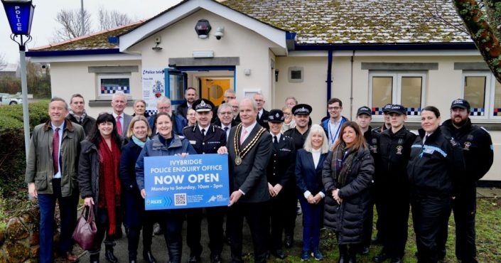 Police and Crime Commissioner Alison Hernandez and Devon & Cornwall Police Chief Constable James Vaughan cutting the ribbon to officially open Ivybridge Police Enquiry Office, joined by the mayor, policing team and member of the community
